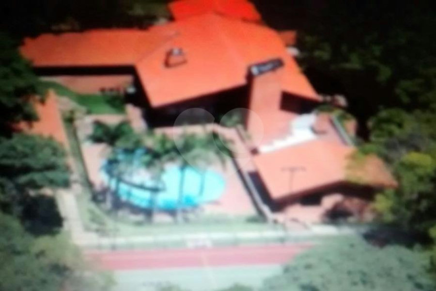 Sobrado à venda com 7 quartos, sendo 5 suítes, em Chácara das Paineiras, Carapicuíba, SP