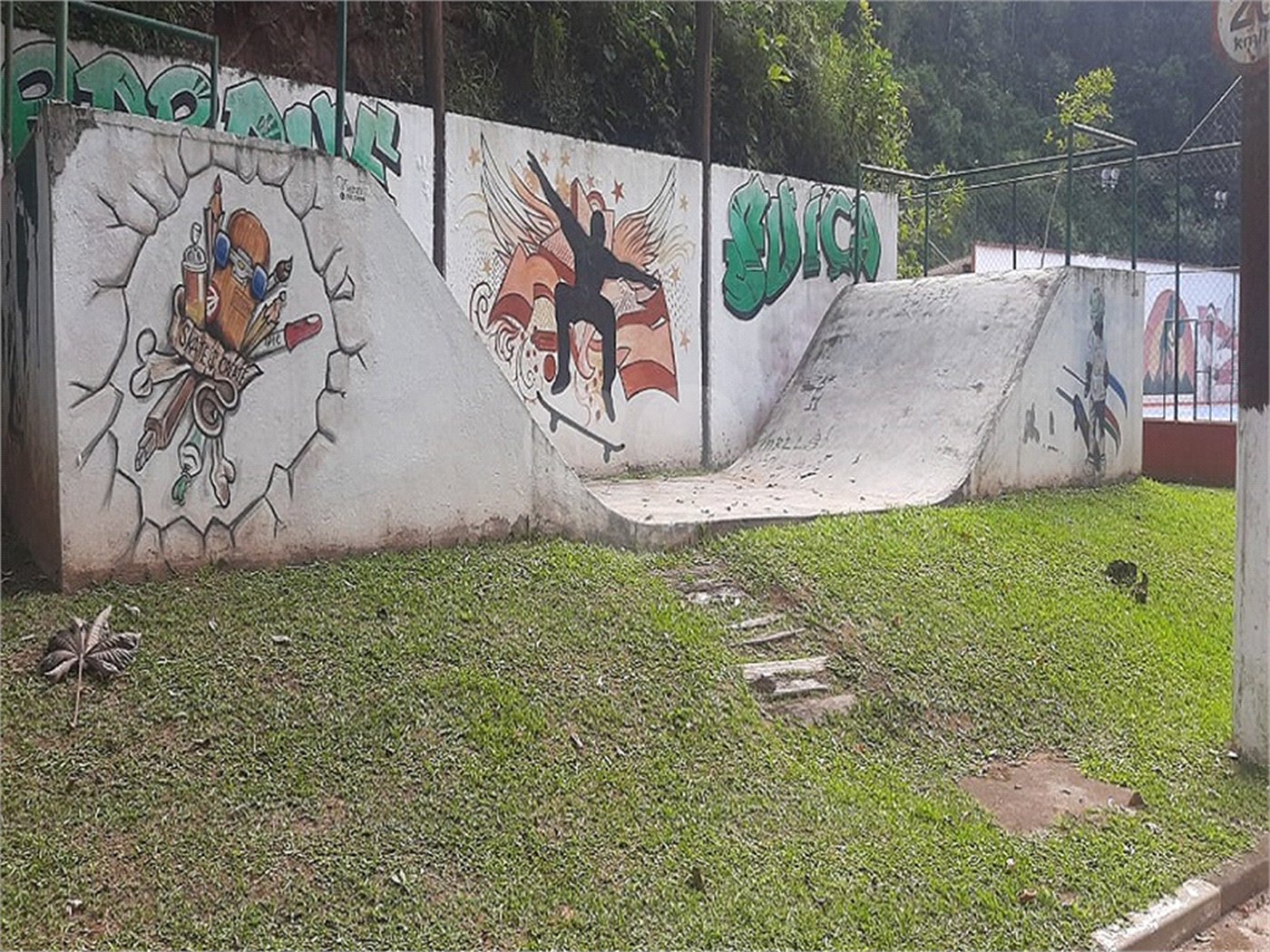 Casa à venda com 4 quartos, sendo 1 suíte, no condomínio Parque Suiça, Caieiras - SP