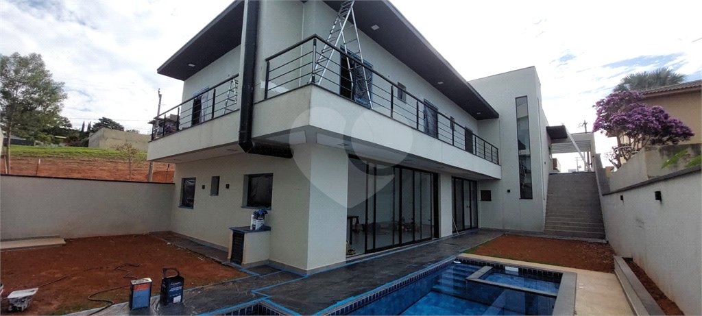 Casa à venda ou para alugar com 5 quartos, sendo 3 suítes, no condomínio Figueira Garden, Atibaia - SP
