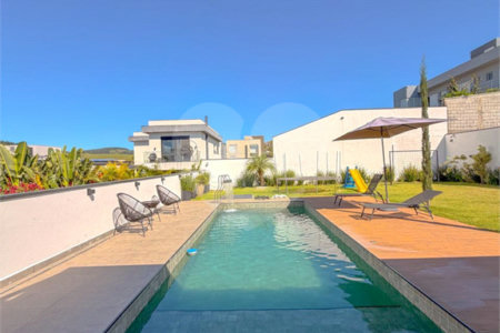 Casa à venda com 3 suítes no condomínio Figueira Garden, Atibaia - SP