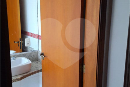 Sobrado para alugar com 4 quartos, sendo 3 suítes, em Vila Nivi, São Paulo, SP