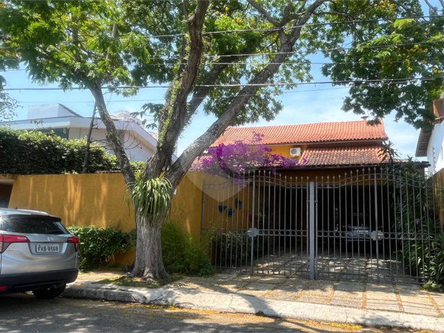 Casa à venda com 4 quartos, sendo 2 suítes,  em Morumbi, São Paulo, SP