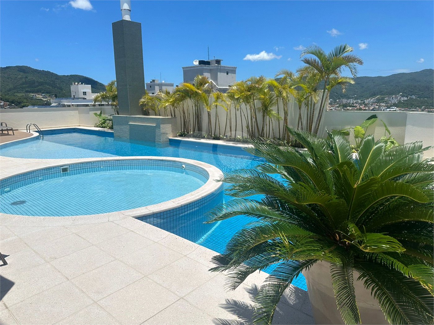 Apartamento à venda ou para alugar com 2 suítes em Itacorubi, Florianópolis, SC