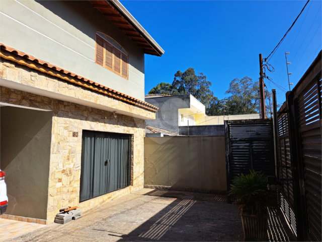 Sobrado à venda com 4 quartos, sendo 2 suítes,  em Jaraguá, São Paulo, SP