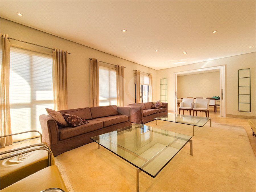 Apartamento à venda ou para alugar com 4 quartos, sendo 3 suítes, em Moema, São Paulo, SP