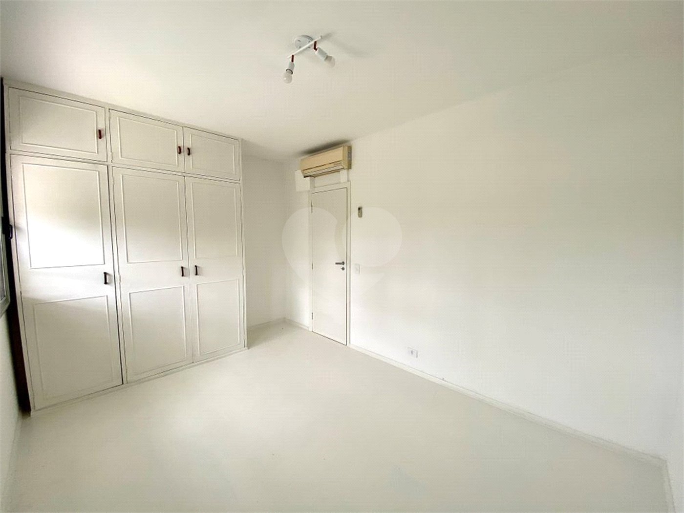 Apartamento para alugar com 3 quartos, sendo 1 suíte, em Jardim Europa, São Paulo, SP