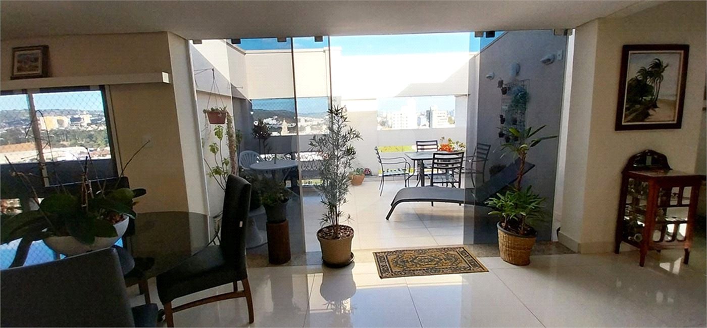 Cobertura à venda com 4 quartos, sendo 2 suítes,  em Vila Embaré, Valinhos, SP