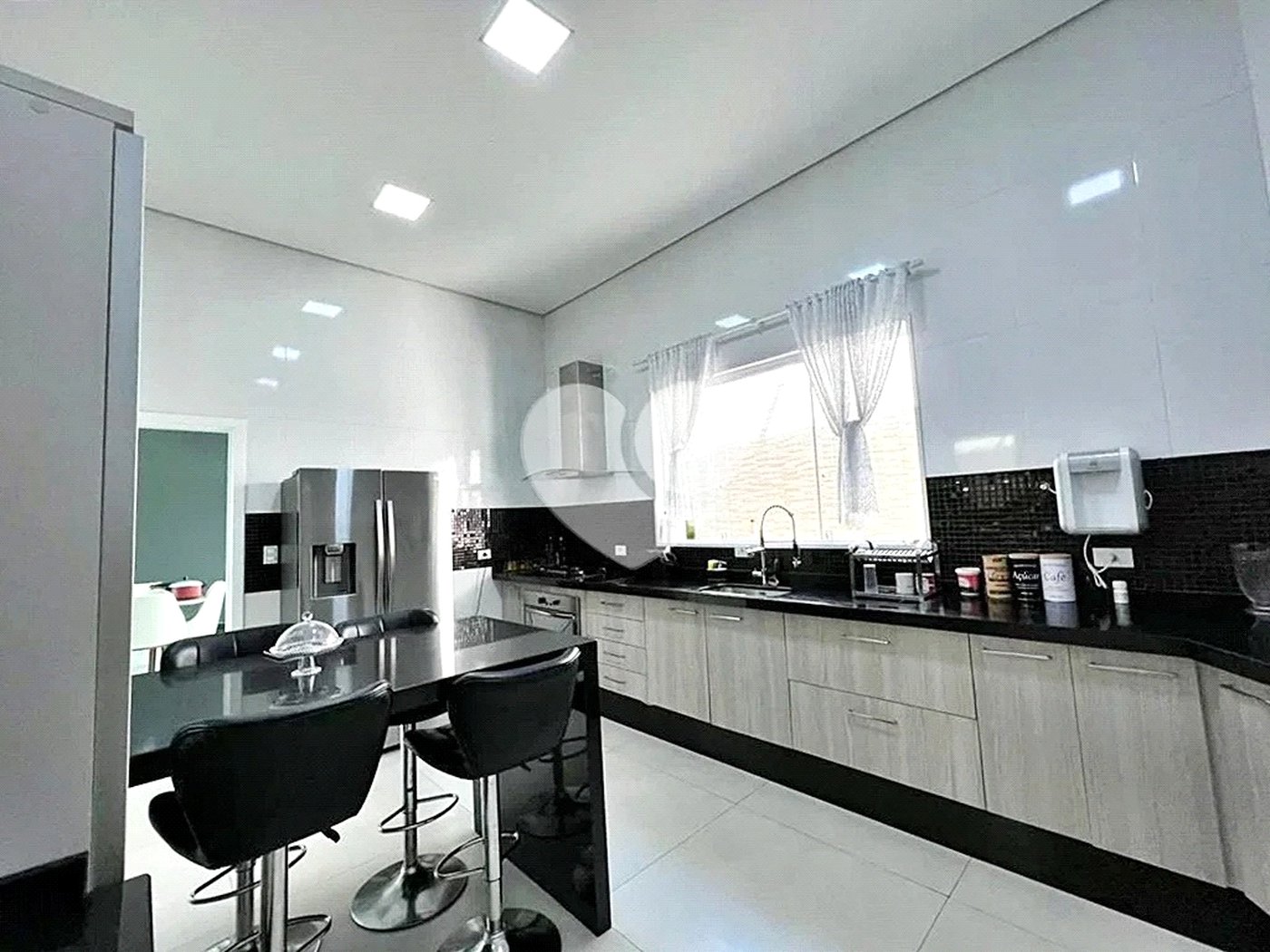 Casa à venda ou para alugar com 4 suítes no condomínio Alpes da Cantareira, Mairiporã - SP