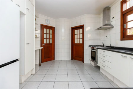 Casa à venda com 5 quartos, sendo 3 suítes, no condomínio Residencial Morumbi, São Paulo - SP