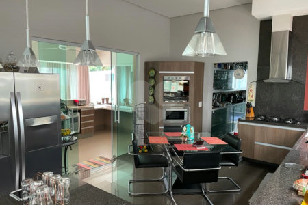 Casa à venda com 4 quartos, sendo 3 suítes, no condomínio Vila Hípica I, Vinhedo - SP