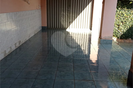 Linda casa no centro com 3 quartos.