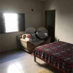Casa térrea com 3 dormitórios, sendo 1 suíte.