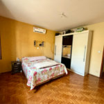 Casa térrea com piscina e 3 quartos.