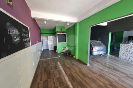 Sobrado 3 quartos e área comercial em baixo.