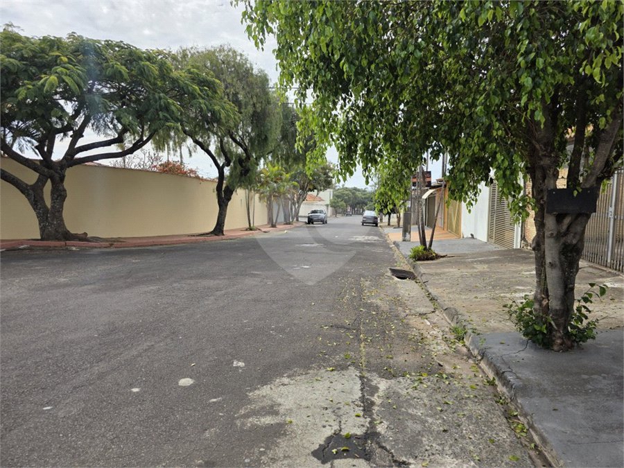 Casa térrea à venda no Douradinho com 2 quartos e edícula com mais dois quartos e 2 banheiros.