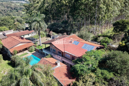 Chácara à venda com 5 quartos, sendo 4 suítes, no condomínio Estância dos Lagos, Atibaia - SP