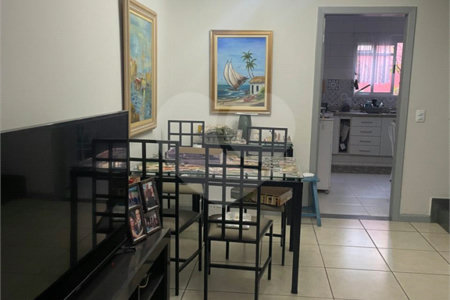 Casa à venda com 3 quartos, sendo 1 suíte, no condomínio Serranos, São Paulo - SP
