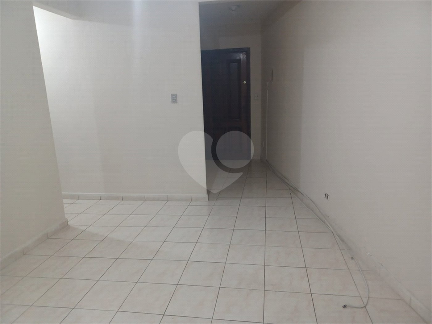 Apartamento super bem localizado, com 01 dormitório e armário embutido