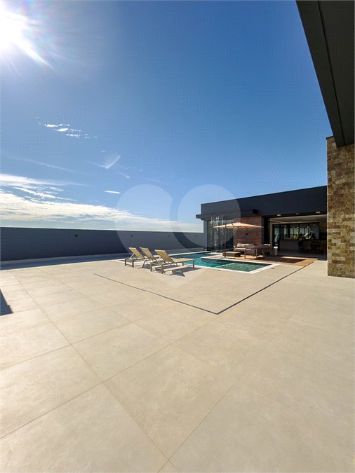 Indaiatuba - Quintas da Terracota - 1252 m² de terreno - casa térrea com 514 m² de área construída -3 vagas de garagem cobertas e 3 descobertas Lavabo - Sala de estar e jantar amplas e integradas - Escritório privativo - Cozinha toda equipada com geladeira, forno, micro-ondas, lava-louças,