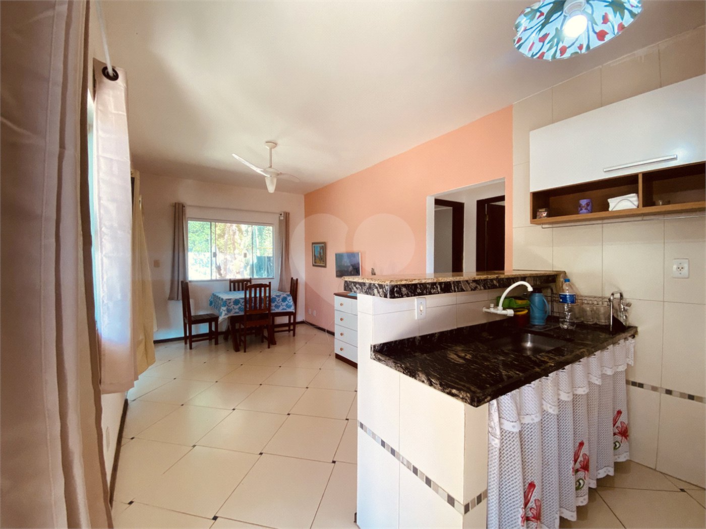 Casa em condomínio para alugar com 2 quartos, sendo 1 suíte, em Caravelas, Armação dos Búzios, RJ