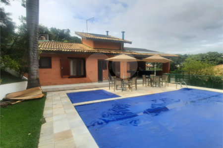 Casa à venda com 6 quartos, sendo 3 suítes, no condomínio Estância Marambaia, Vinhedo - SP