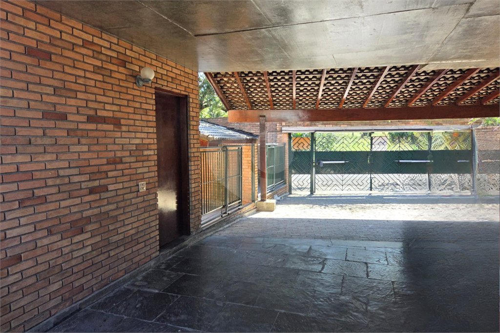 Casa à venda com 4 quartos, sendo 2 suítes, em Cidade São Francisco, São Paulo, SP