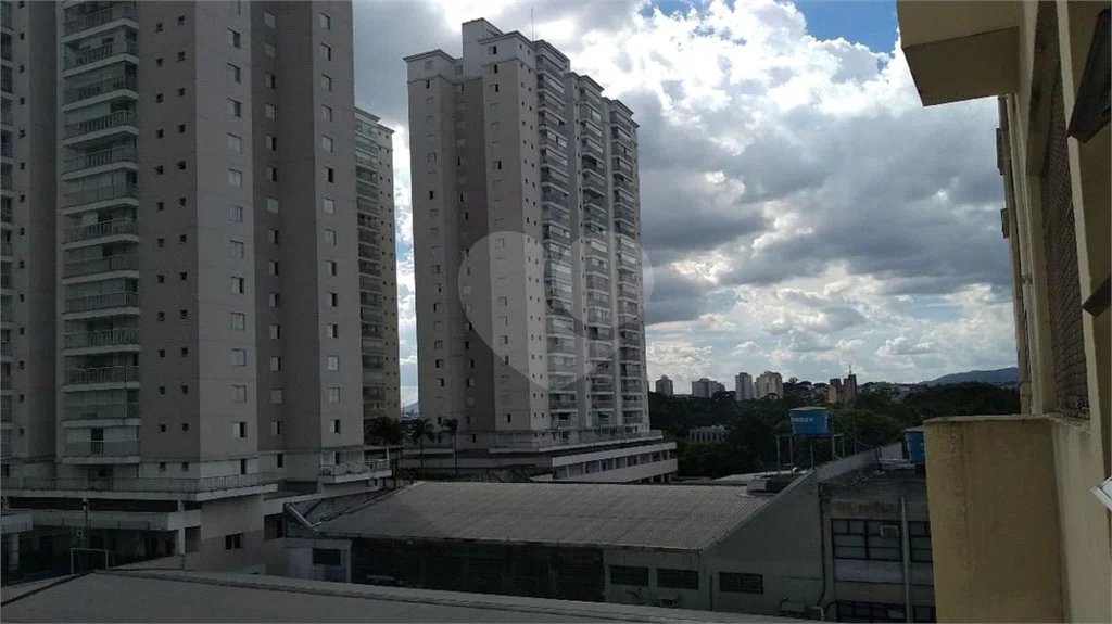 Apartamento com três dormitórios no Bom Retiro.