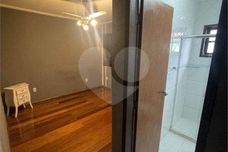 Casa à venda com 5 quartos, sendo 3 suítes, no condomínio Recanto das Palmeiras, Rio de Janeiro - RJ