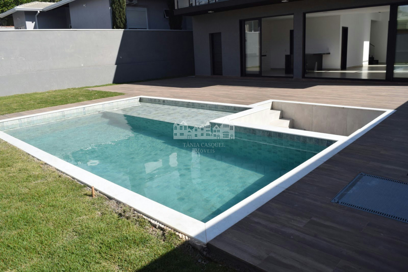 Casa à venda com 4 suítes no condomínio Figueira Garden, Atibaia - SP