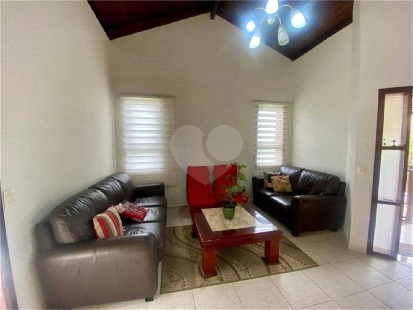 Casa à venda com 3 quartos, sendo 1 suíte, no condomínio Recanto dos Paturis, Vinhedo - SP