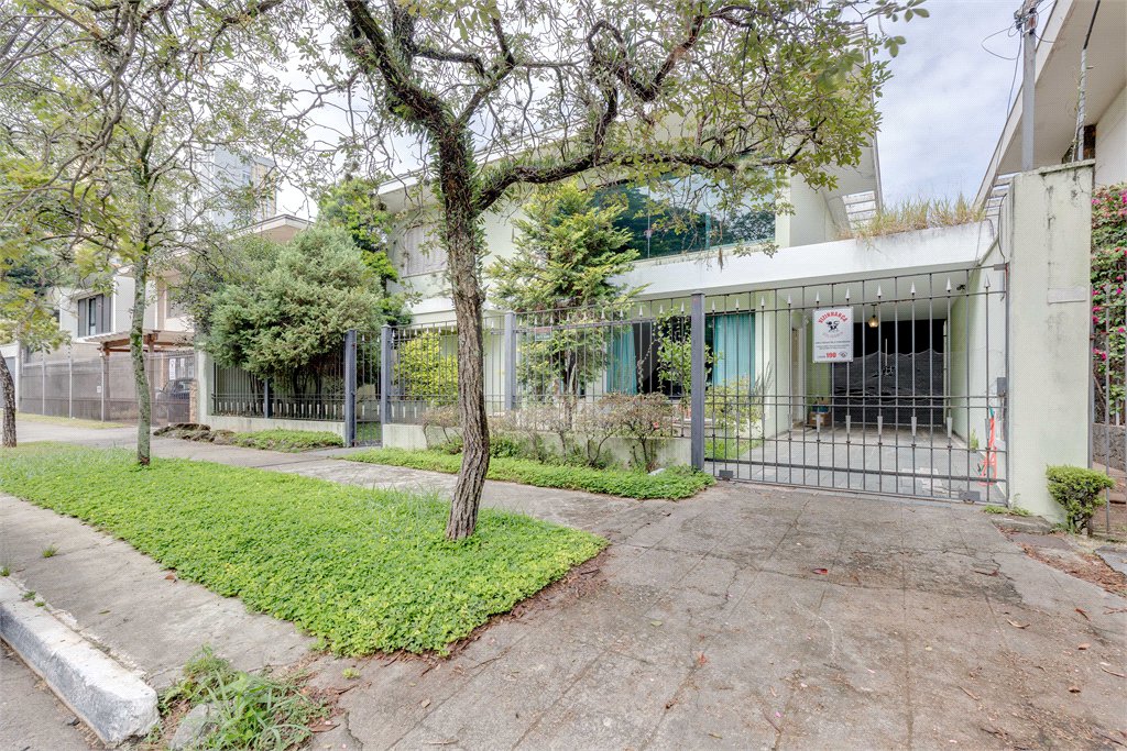 Sobrado à venda com 5 quartos, sendo 3 suítes,  em Jardim Luzitânia, São Paulo, SP