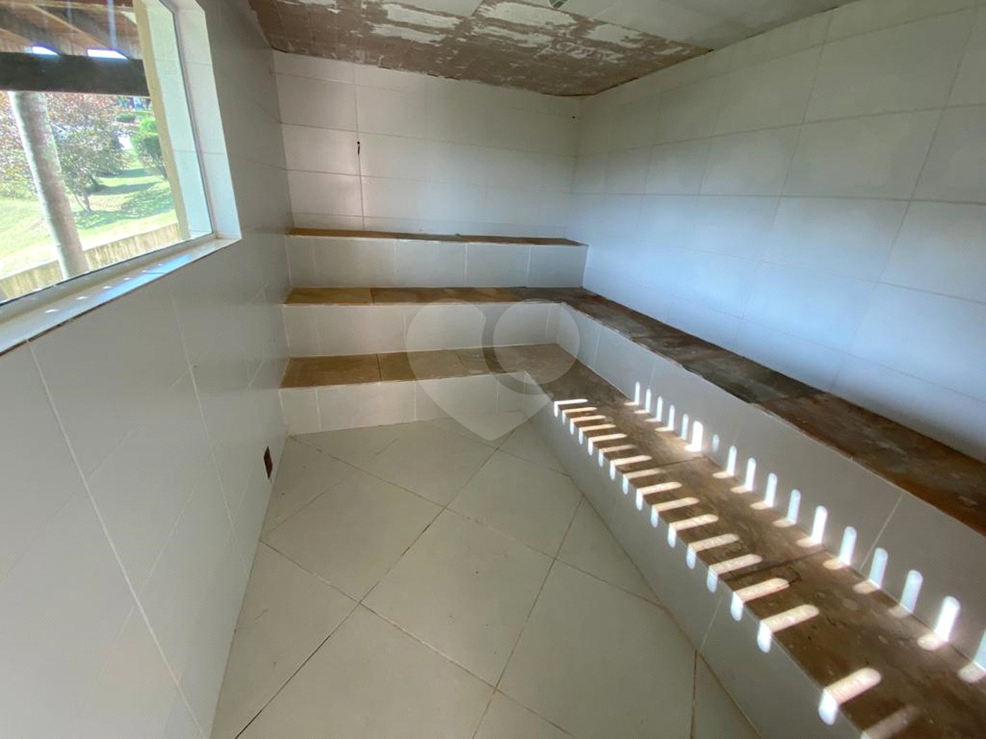 Casa à venda com 5 quartos, sendo 4 suítes, no condomínio Vilarejo Estoril, Mairiporã - SP