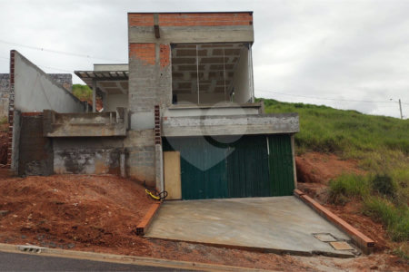 Casa à venda com 3 quartos, sendo 1 suíte,  no condomínio Residencial Club Entresseras, Santa Isabel - SP