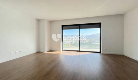 Apartamento T3 à venda em Águas Santas, Maia, Portugal – Varanda e garagem