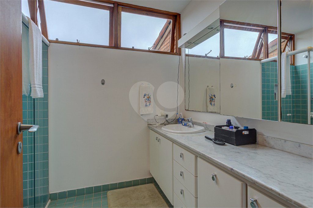 Casa à venda com 4 quartos, sendo 2 suítes, no condomínio Vila Antonieta, São Paulo - SP