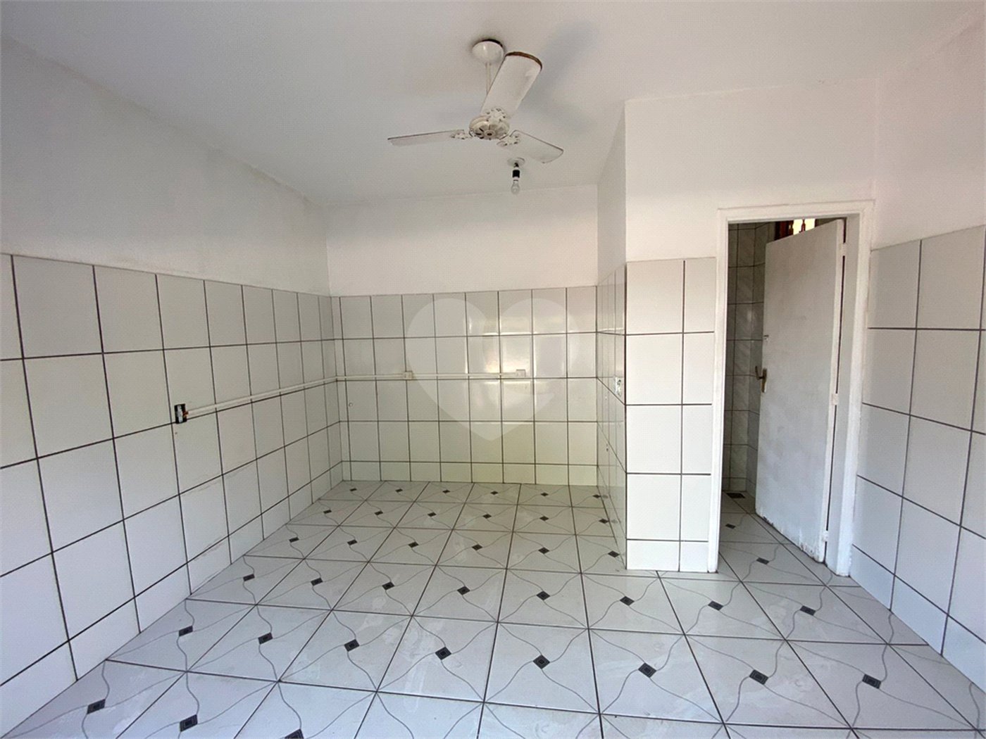 Casa térrea com salão comercial para venda no Santa Felícia.