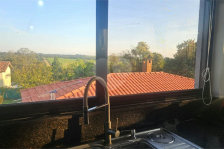 Indaiatuba- condominio Vale das Laranjeiras - Itaici - Terreno 3040,00 ms- construida 220ms - 3 dormitórios, sendo 2 suítes e uma suíte master com closet, além de uma sala ampla com 3 ambientes, Cozinha planejada,, campo de futebol/vôlei, Area de lazer com piscina, espaço gourmet com churrasque