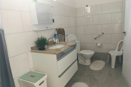 Casa térrea e espaçosa no centro da cidade por apenas R$370.000,00!!! Vamos agendar uma visita?