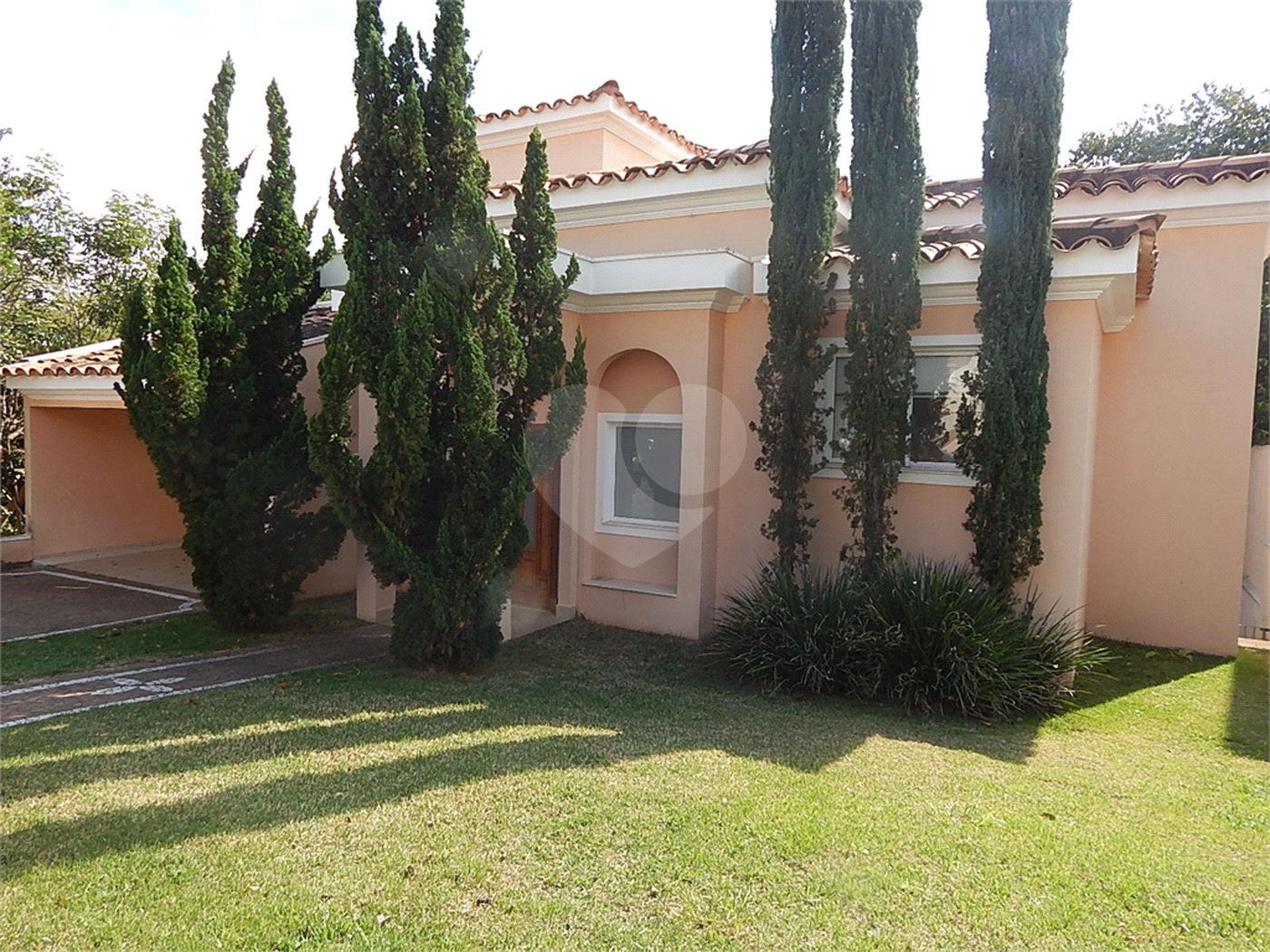 Casa à venda com 3 suítes no condomínio Recanto dos Paturis, Vinhedo - SP