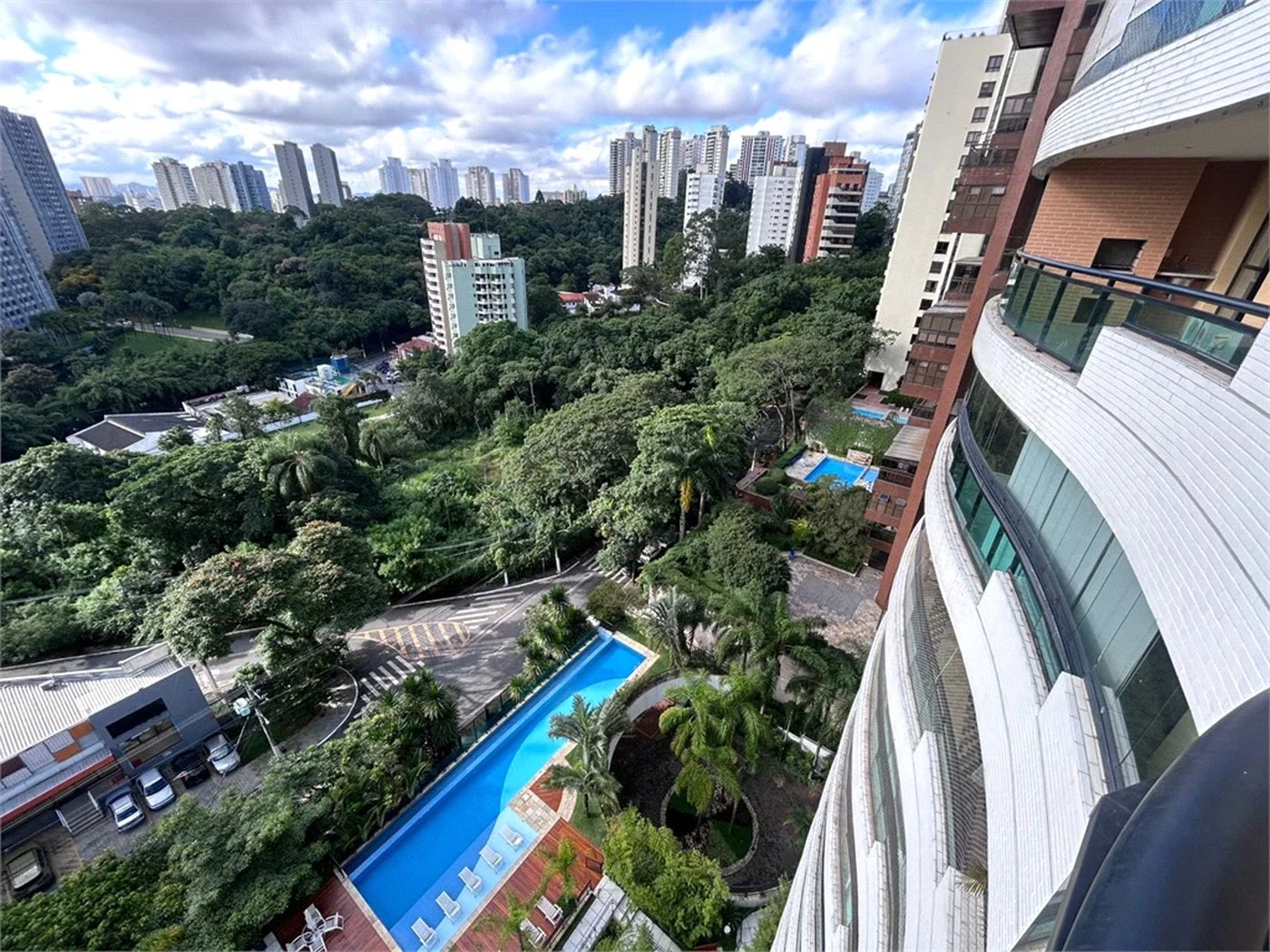 Apartamento à venda com 3 suítes em Vila Suzana, São Paulo, SP