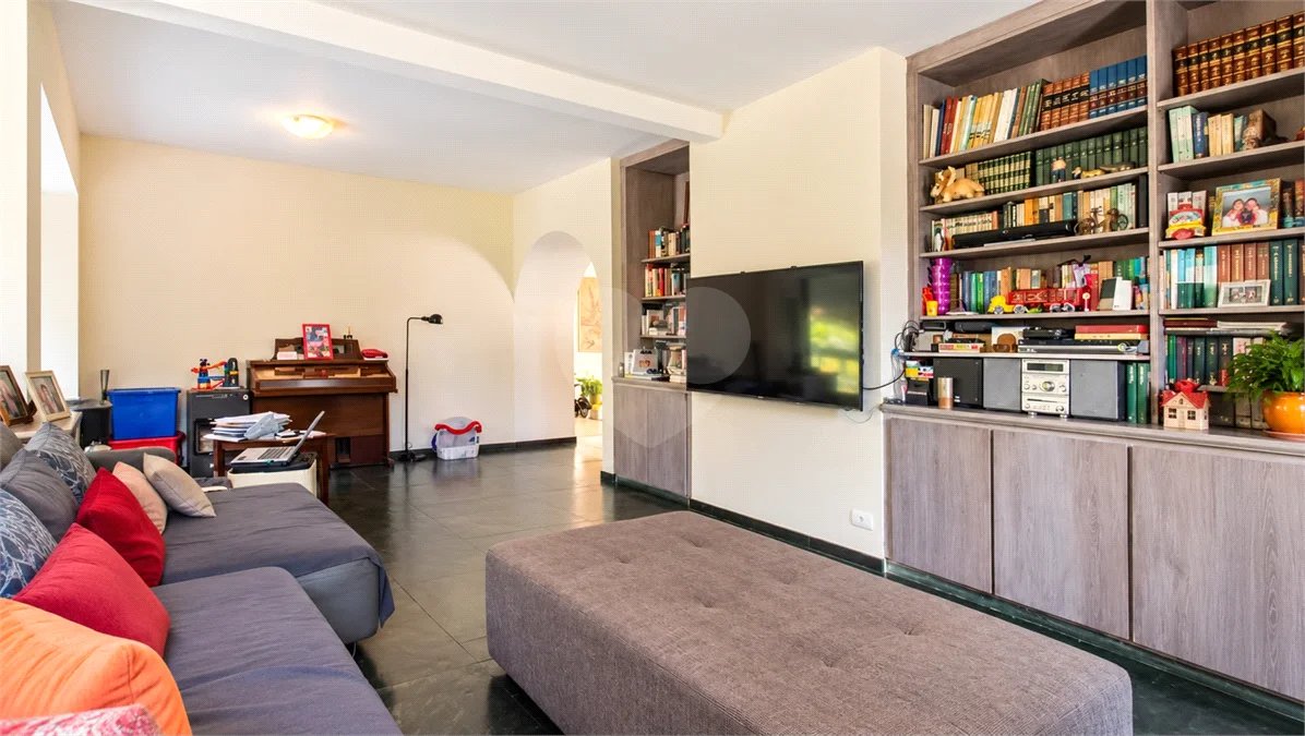 Casa à venda com 5 quartos, sendo 4 suítes, em Interlagos, São Paulo, SP