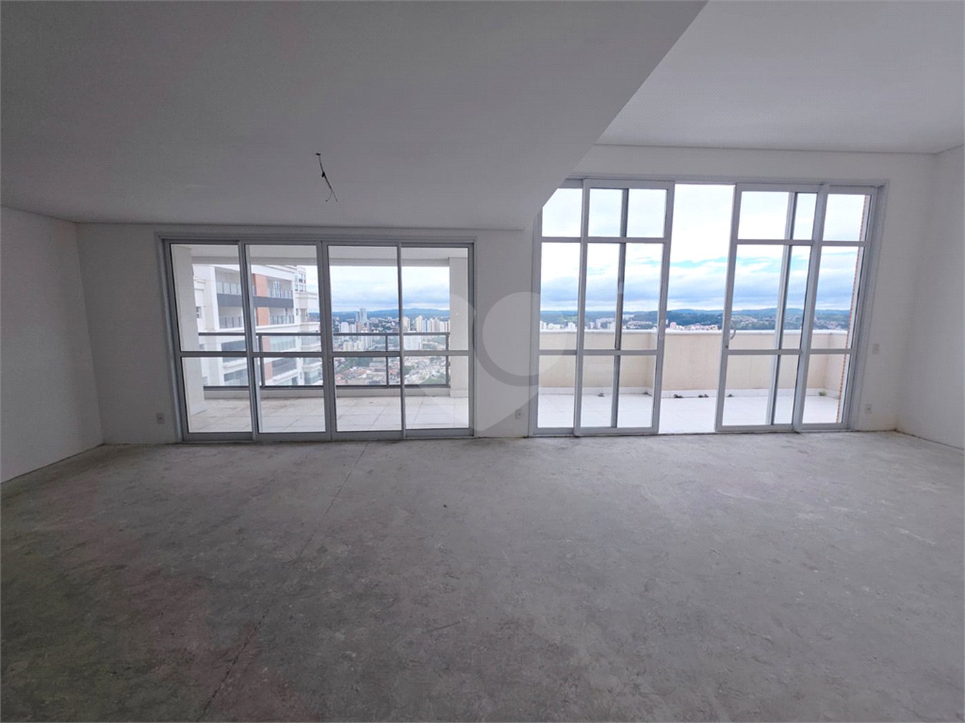 Triplex à venda com 4 suítes em Anhangabaú, Jundiaí, SP