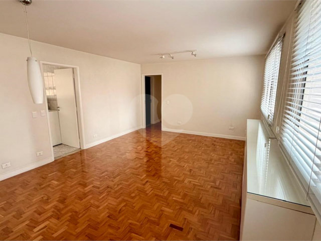 Apartamento à venda com 3 quartos, sendo 1 suíte,  em Moema, São Paulo, SP