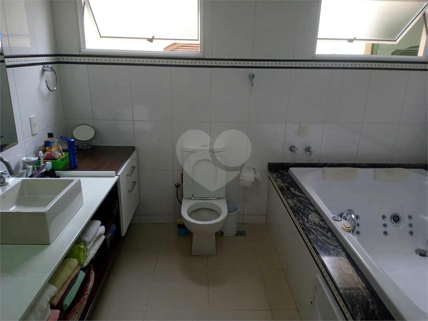 Sobrado à venda com 3 quartos, sendo 1 suíte, no Centro, Biritiba-mirim, SP