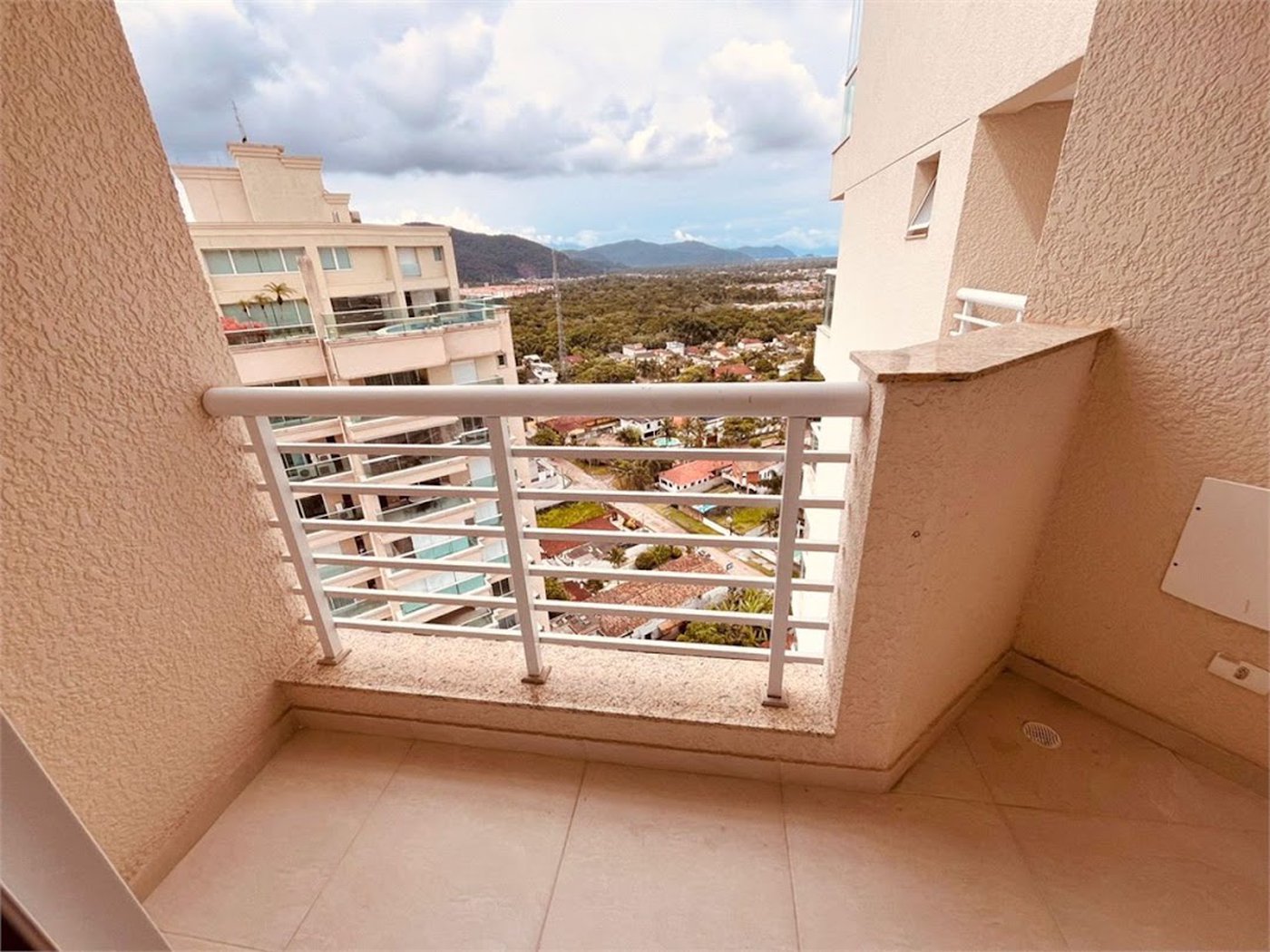 Apartamento com Varanda Gourmet em Condomínio Clube na Enseada – 2 Dormitórios