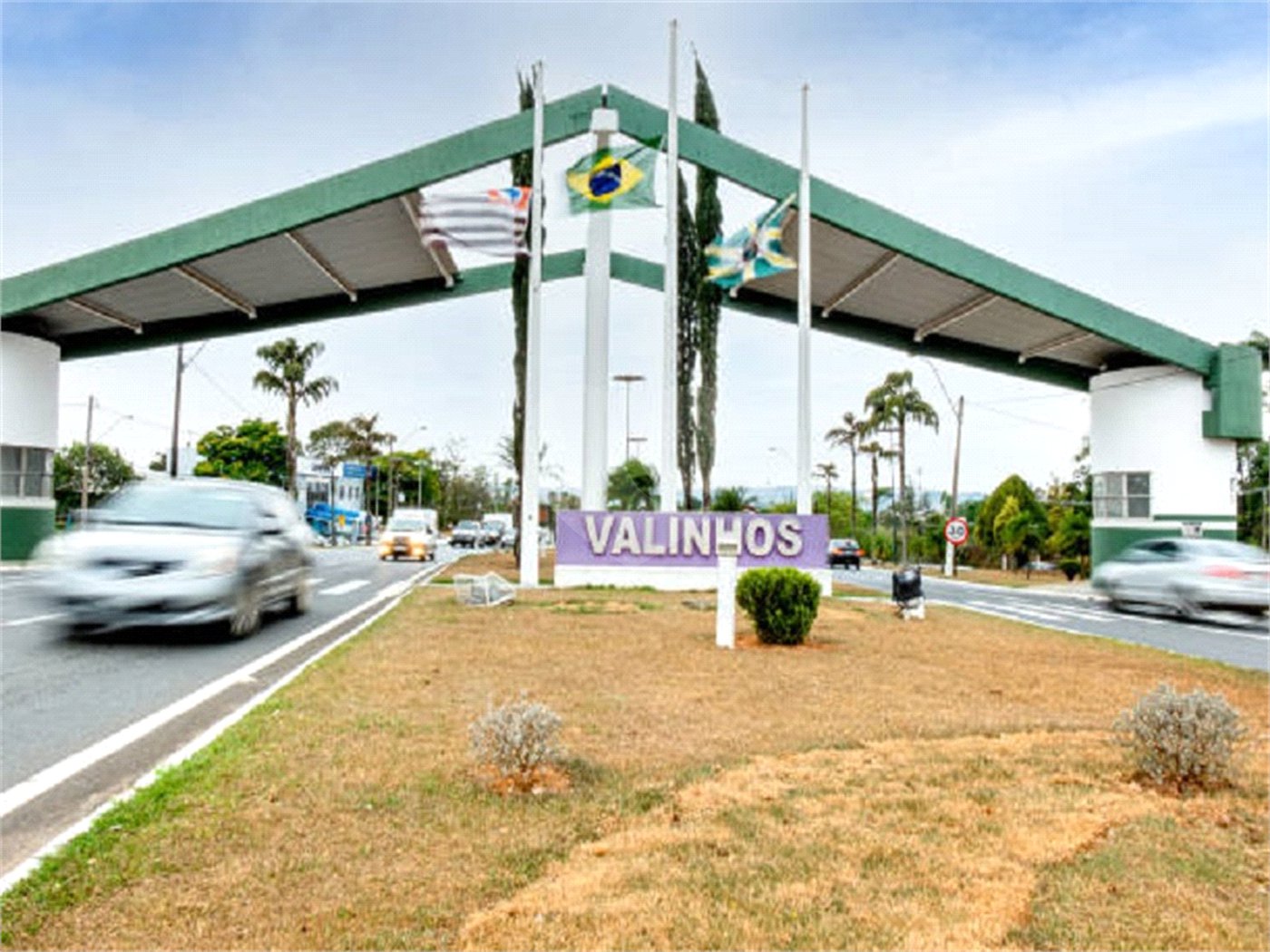 Casa à venda com 3 quartos, sendo 2 suítes,  no condomínio Terras do Oriente, Valinhos - SP