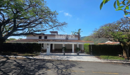 Casa à venda com 5 quartos, sendo 3 suítes,  em Itapetinga, Atibaia, SP