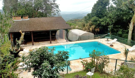 Casa à venda com 5 quartos, sendo 4 suítes,  em Roseira, Mairiporã, SP