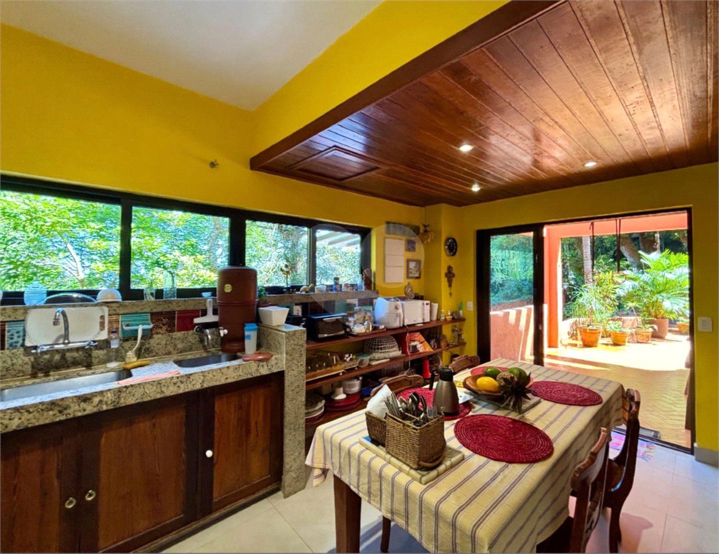 Casa à venda com 4 quartos, sendo 1 suíte, em Lagoa, Rio de Janeiro, RJ