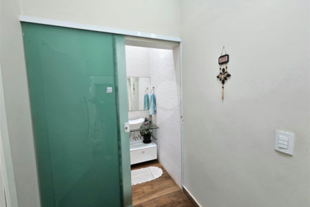Casa à venda com 4 quartos, sendo 1 suíte,  no condomínio Jardim Shangri-lá, Atibaia - SP